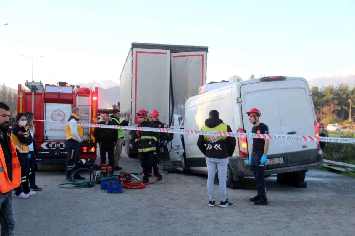 Antalya\'da park halindeki tıra arkadan çarpan minibüsün sürücüsü hayatını kaybetti