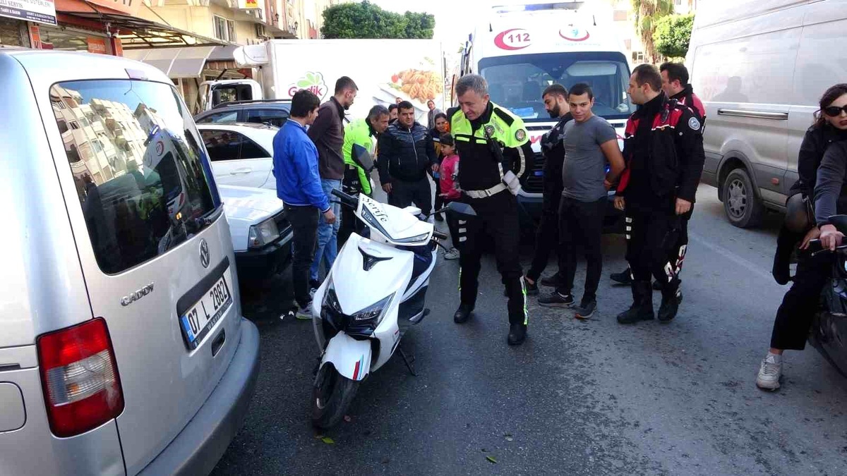 Manavgat\'ta kamyonun çarptığı motosikletten düşen 8 yaşındaki kız, annesini sakinleştirdi