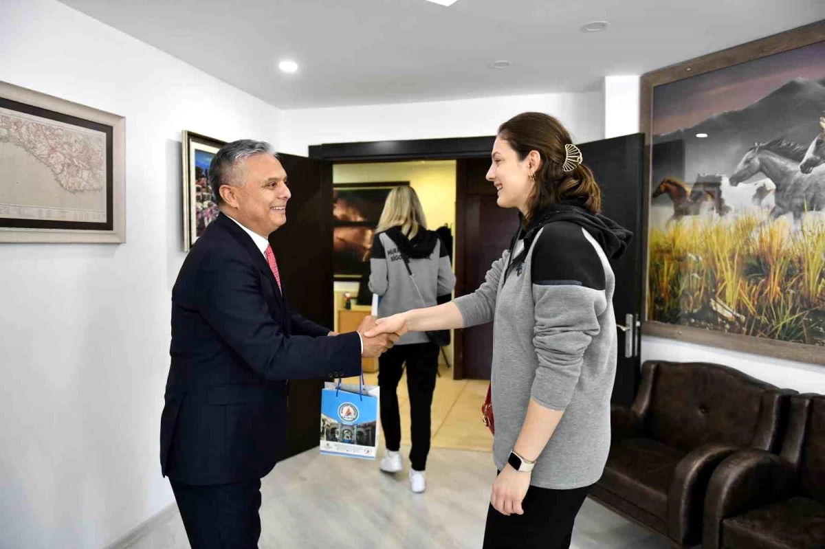 Muratpaşa Belediyesi Kadın Voleybol Takımı Başkan Uysal\'ı ziyaret etti