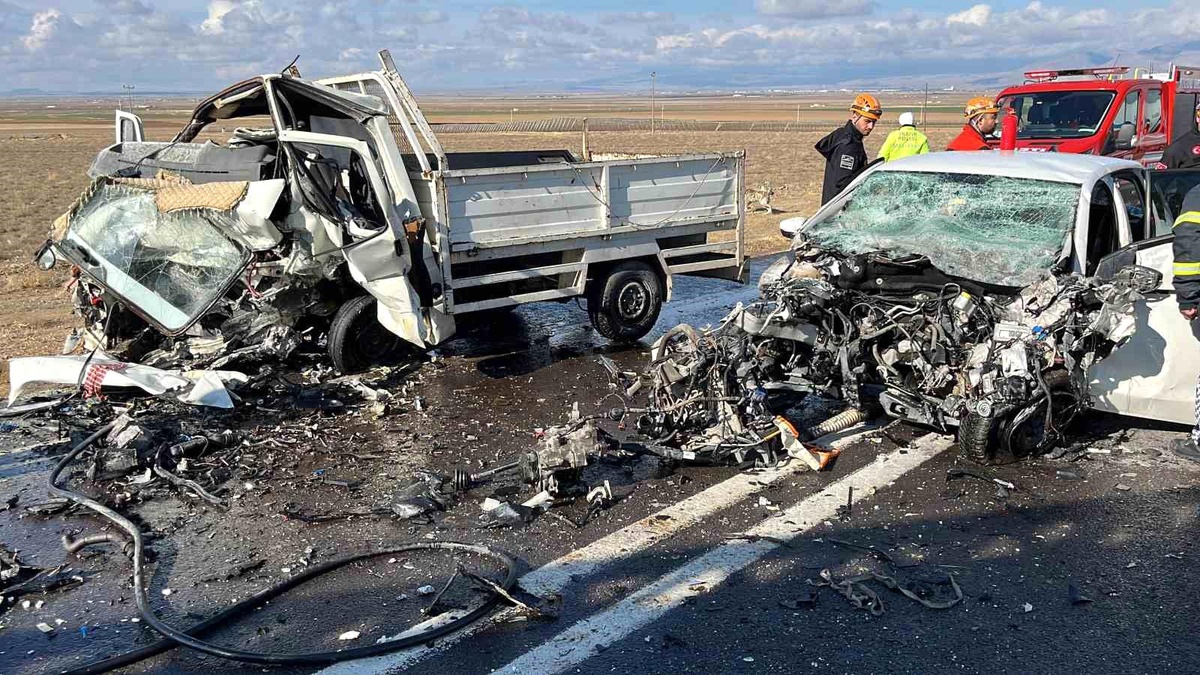 Niğde\'de otomobil ile kamyonetin çarpışması sonucu 1 kişi hayatını kaybetti, 2 kişi yaralandı