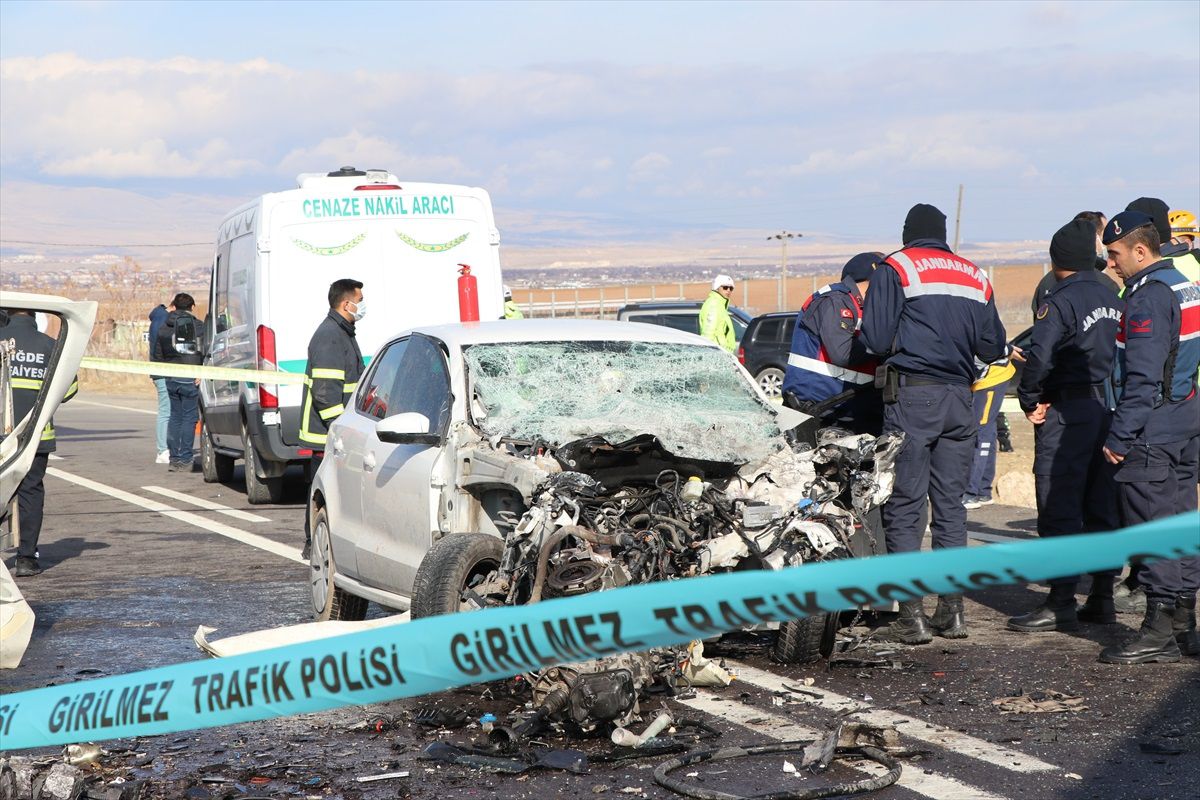 Niğde\'de Otomobil ile Hafif Ticari Araç Çarpışması: 1 Ölü, 2 Yaralı