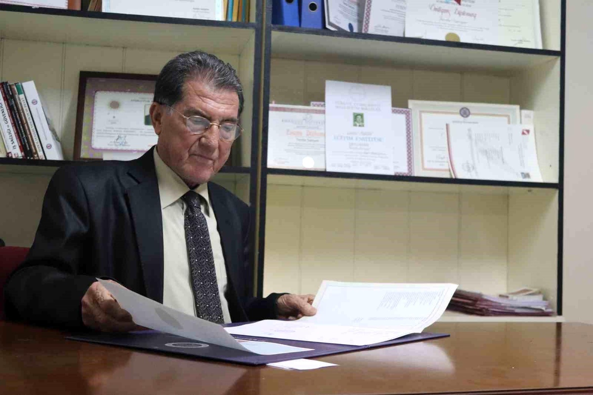 68 Yaşındaki Öğretmen ve Avukat 14 Diplomaya Sahip