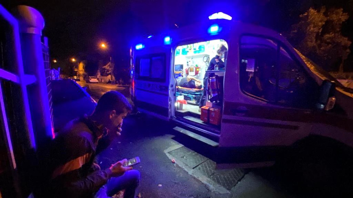 Aydın\'da yağış nedeniyle meydana gelen trafik kazasında otomobil korkuluklara saplandı