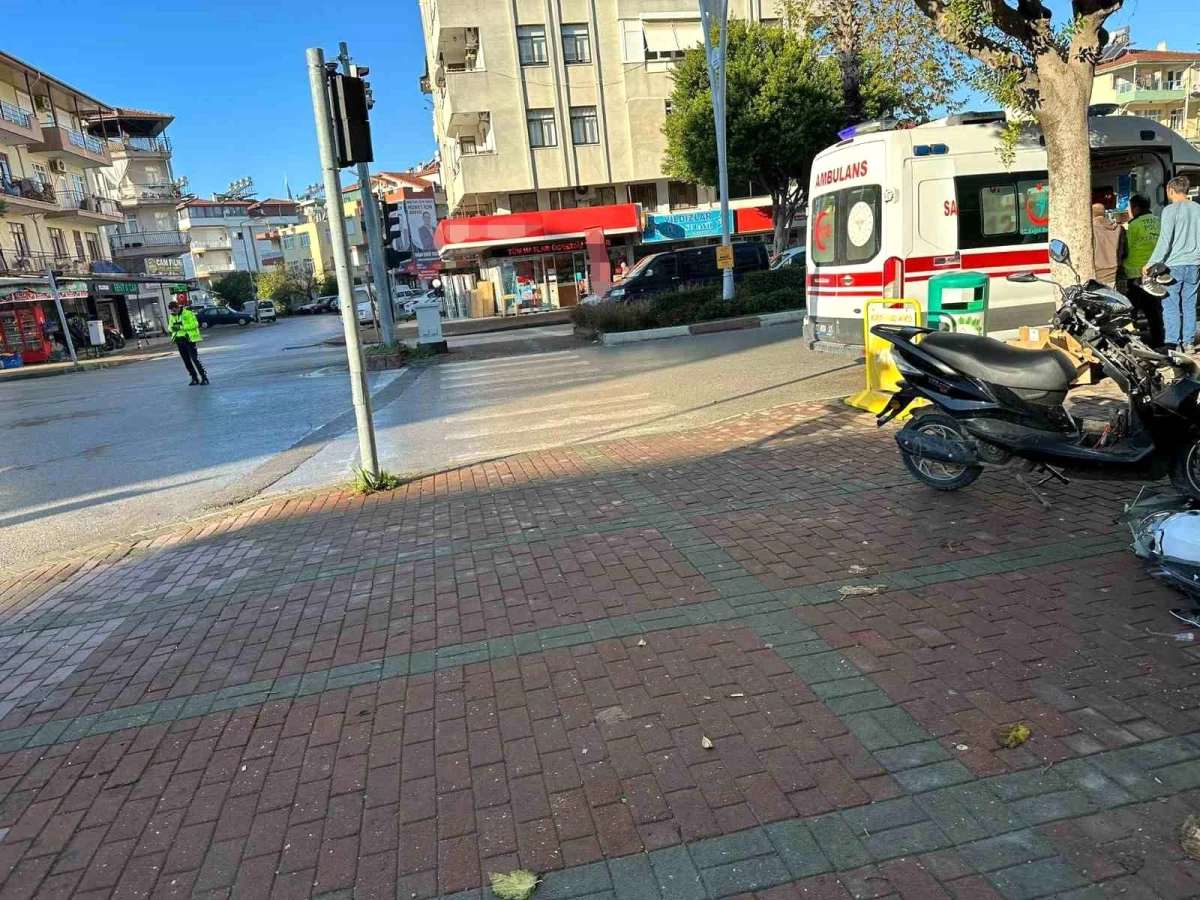 Antalya Manavgat\'ta Otomobil ile Motosiklet Çarpıştı: 1 Yaralı