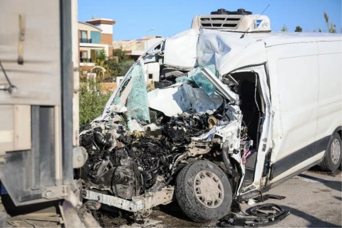 Antalya\'da Minibüs TIR\'a Çarptı: 1 Ölü, 1 Yaralı