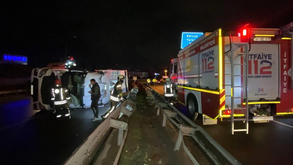 Kocaeli\'de trafik polisi devrilen tırın yola döken talaşını temizledi
