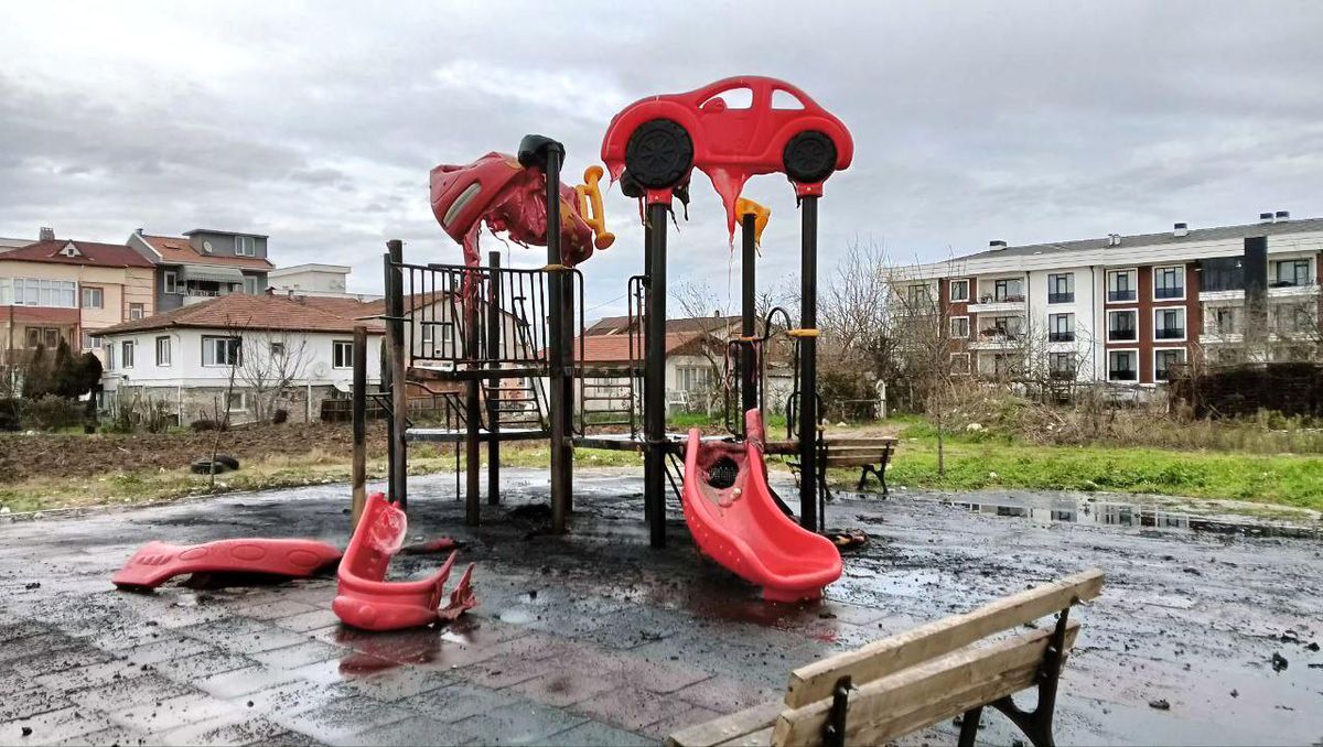 Adapazarı\'ndaki Çocuk Parkında Yangın Çıktı