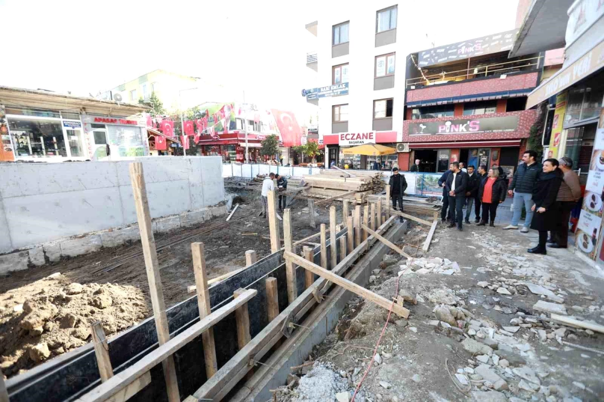 İzmir Selçuk\'ta PTT Altı Parkı projesi hızla ilerliyor