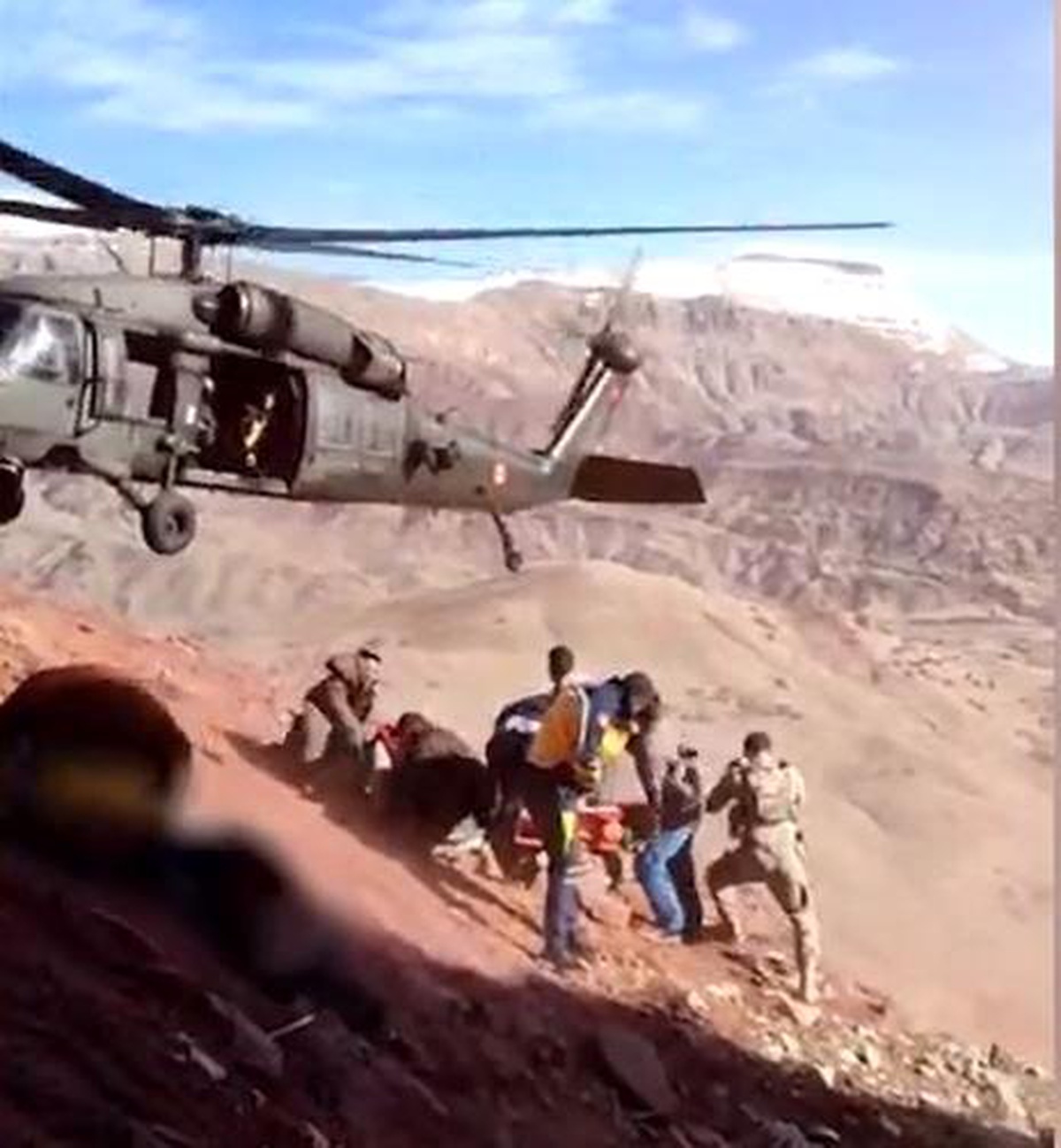 Şırnak\'ta Kaybolan Koyunları Ararken Uçuruma Düşen Çoban Helikopterle Kurtarıldı