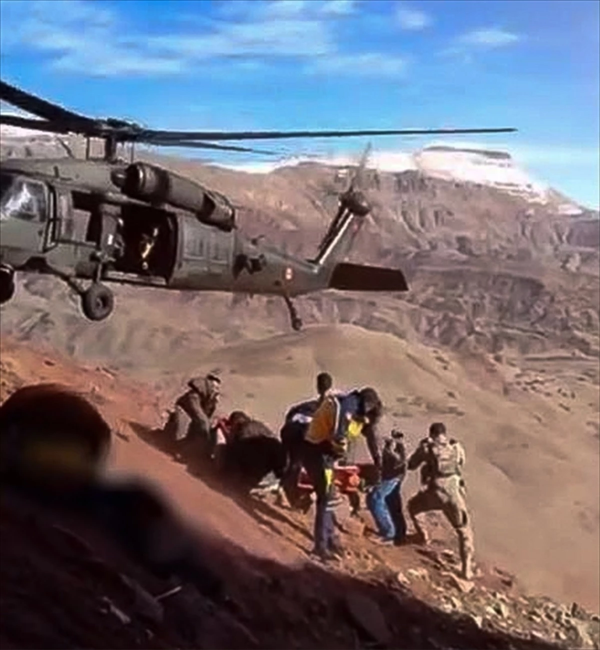 Şırnak\'ta Kayalıklardan Düşen Çoban Helikopterle Kurtarıldı