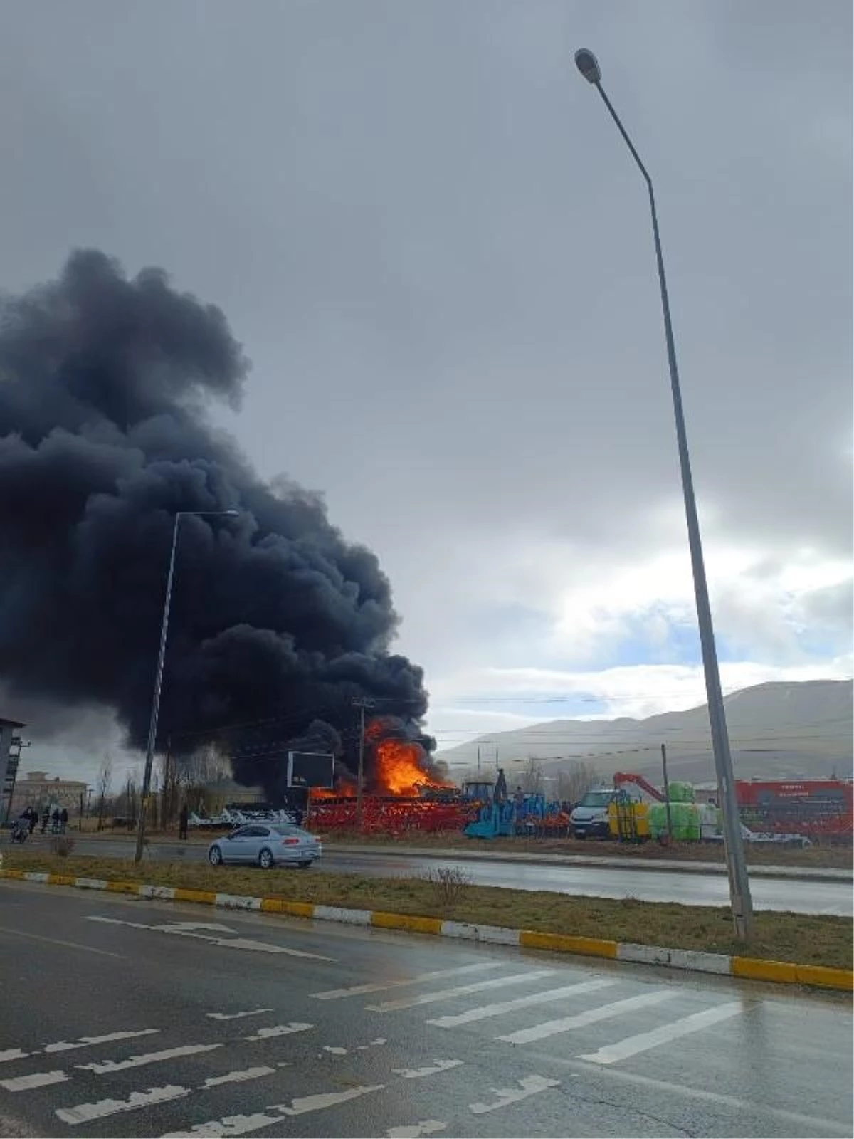 Sivas\'ta tarım aletleri satan iş yerinde çıkan yangın söndürüldü