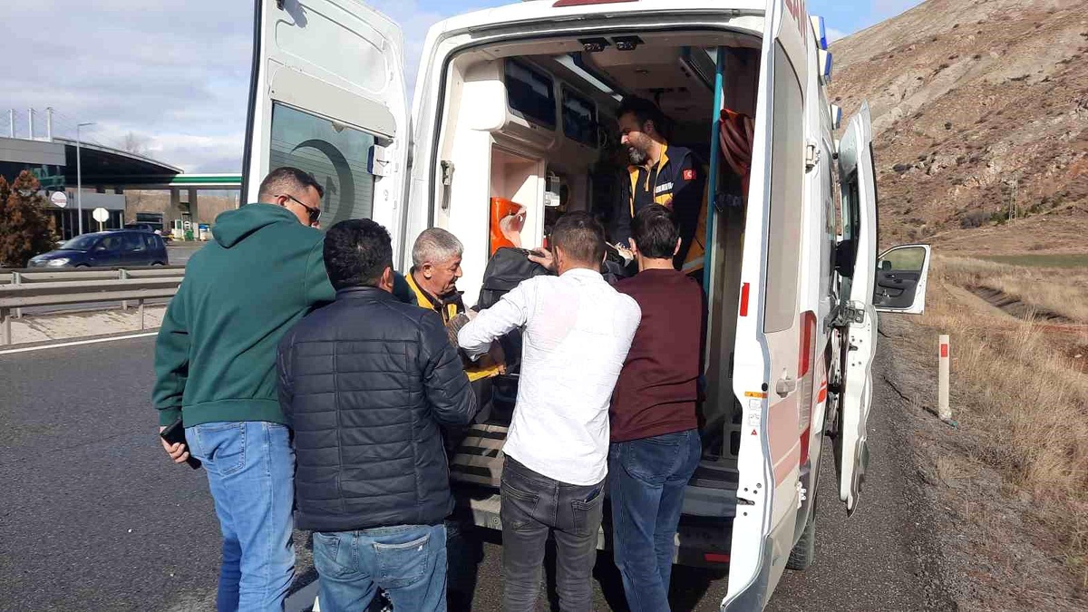 Sivas\'ta otomobilin yan yatması sonucu 2 kişi yaralandı