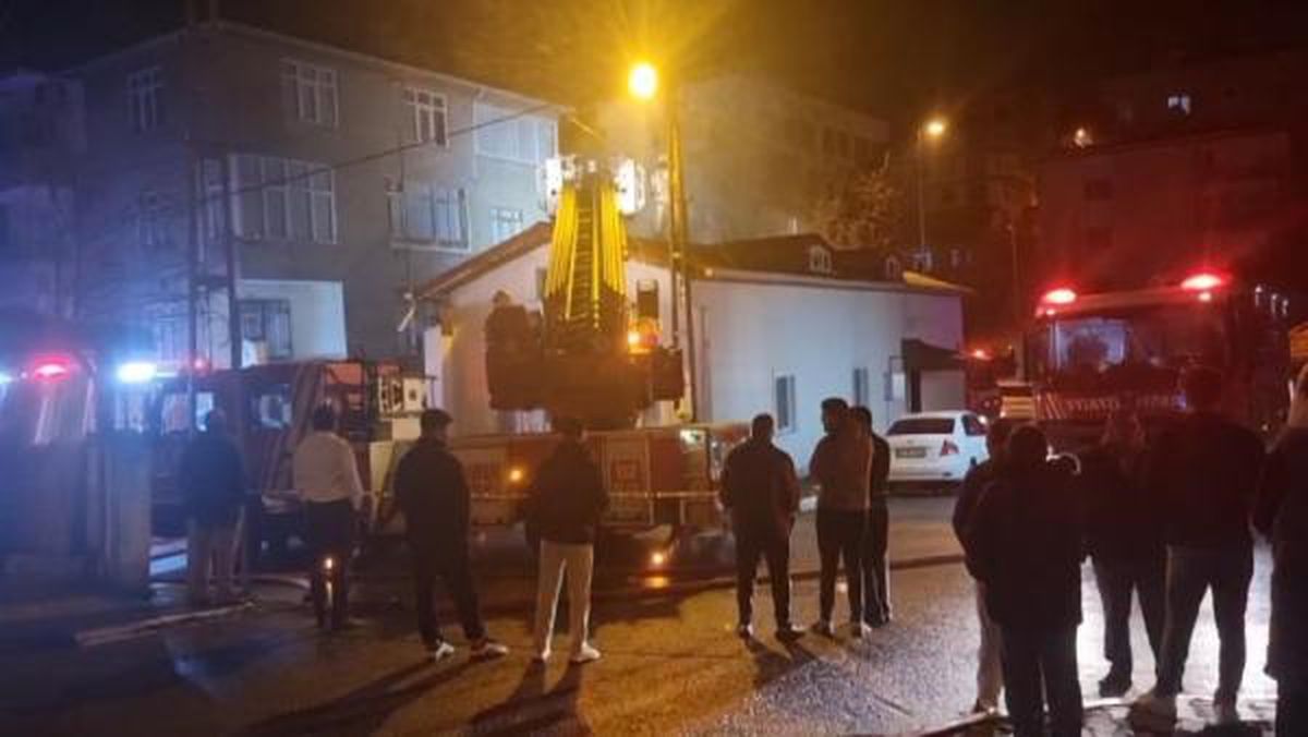 Sultanbeyli\'de Kur\'an Kursunda Yangın Çıktı, Öğrenciler Tahliye Edildi