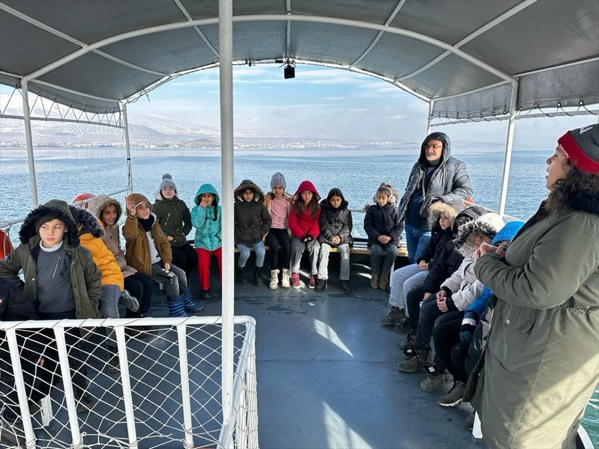 Vangölü Aktivistleri Derneği, öğrenciler için tekne turu düzenledi