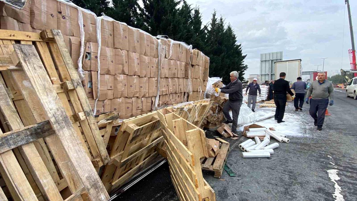 Kocaeli\'de Tır Devrildi, Trafik Yoğunluğu Oluştu