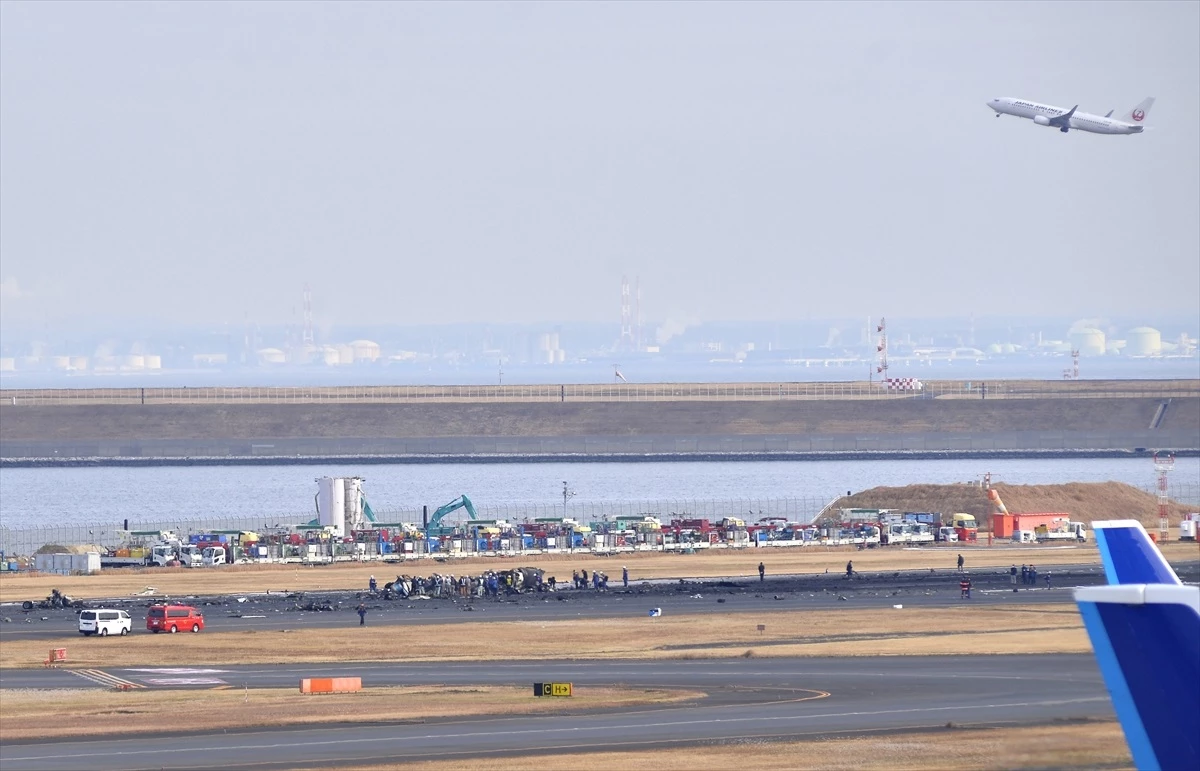 Tokyo Haneda Havalimanı\'nda Uçak Kazası: 5 Ölü, 100\'den Fazla Uçuş İptal Edildi