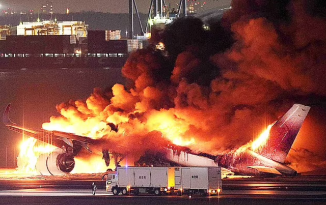 Tokyo'daki korkunç uçak kazası öncesi kule, kargo uçağına pisti kullanma izni verdi