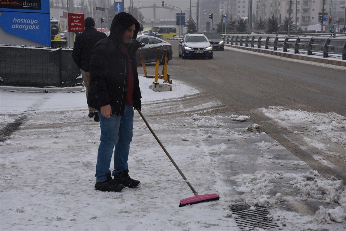 Van\'da sabah başlayan kar nedeniyle kent merkezi beyaza büründü