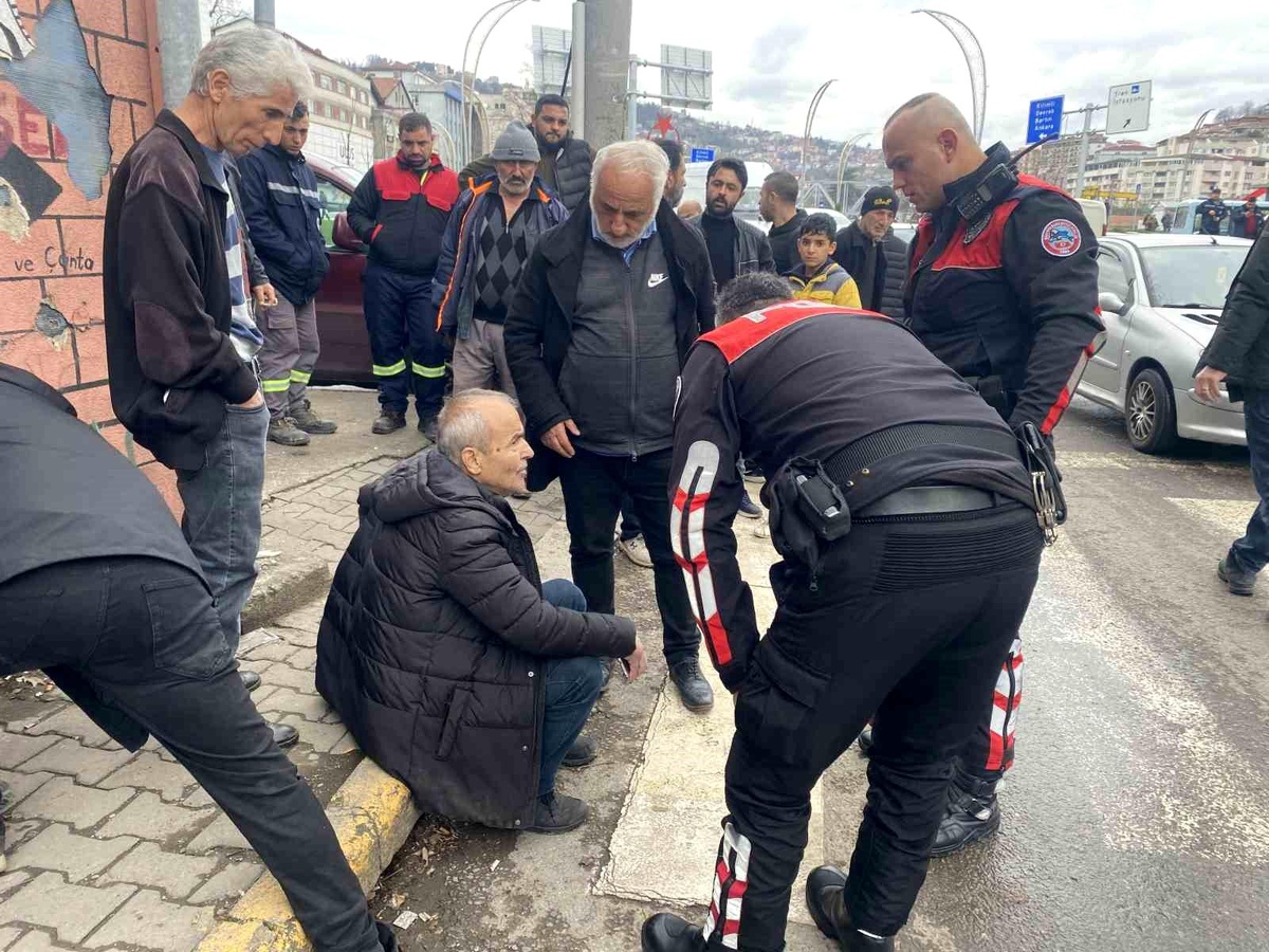 Zonguldak\'ta Çevre Yolunda Otomobil Çarptı
