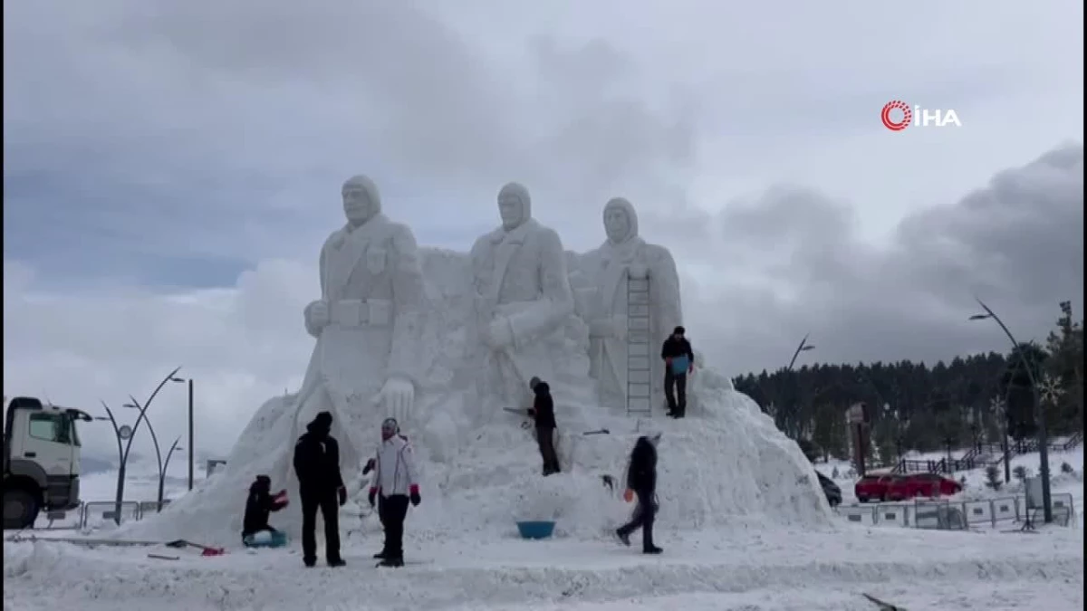 200 kamyon kar taşındı: Şehadete yürüyen askerlerin kardan heykelleri tamamlanıyor