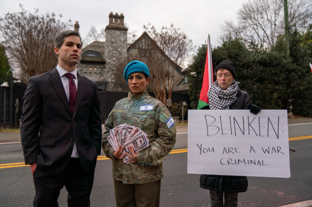 ABD Dışişleri Bakanı Blinken'a Filistin protestosu! Aracına kırmızı boya döktüler