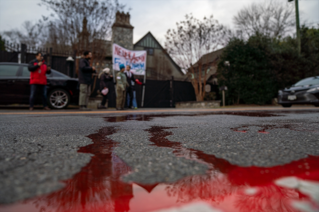ABD Dışişleri Bakanı Blinken'a Filistin protestosu! Aracına kırmızı boya döktüler