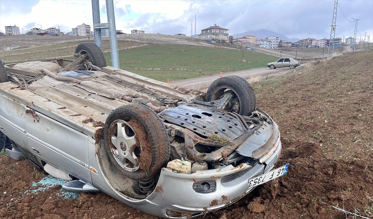 Adana\'da Otomobil Devrildi: Karı Koca Yaralandı