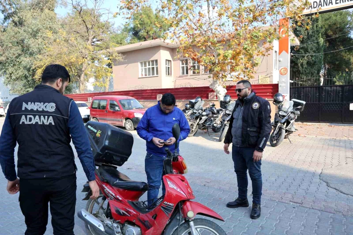 Adana\'da Narkotik Polisleri Okul Önlerinde \'Narko Alan\' Uygulaması Yaptı