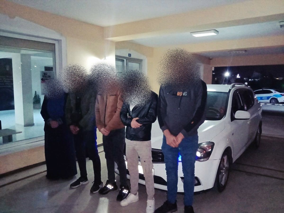 Afyonkarahisar\'da Göçmen Kaçakçılığı Yapan Zanlı Tutuklandı