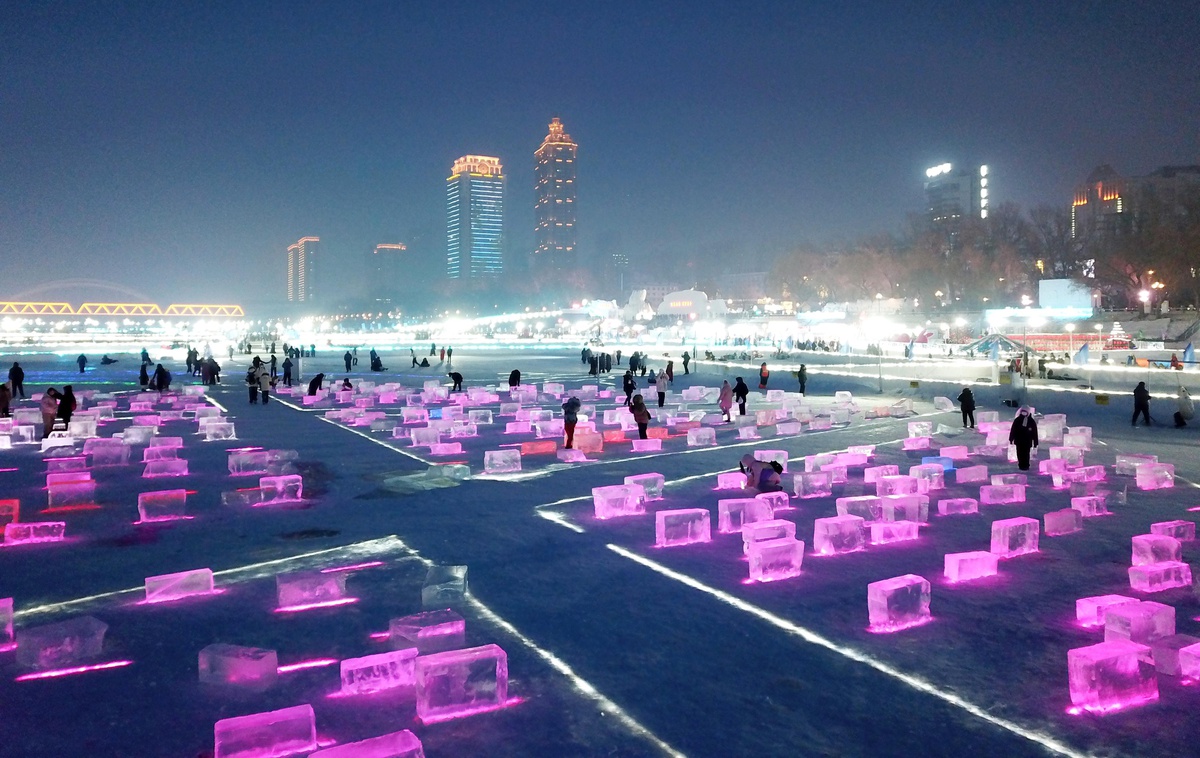 Harbin Songhua Nehri Buz ve Kar Festivali\'nde Turistler Keyifli Anlar Yaşadı