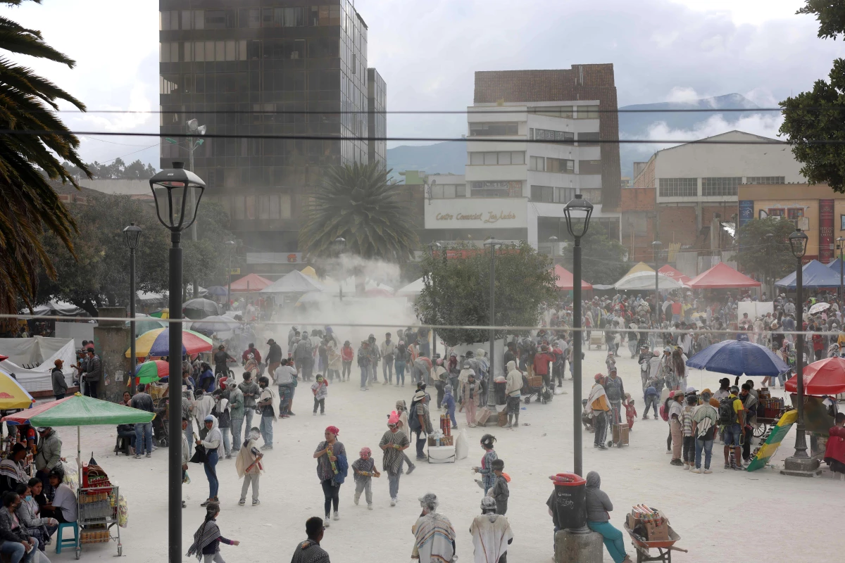 Kolombiya\'nın Pasto kentinde düzenlenen Siyahlar ve Beyazlar Karnavalı renkli görüntülere sahne oldu