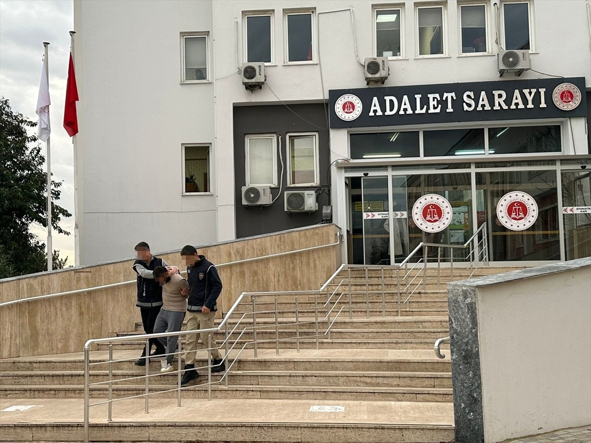 Anadolu Otoyolu\'nda düzensiz göçmenlerin bulunduğu panelvanın çarptığı polis araçlarıyla ilgili tutuklama
