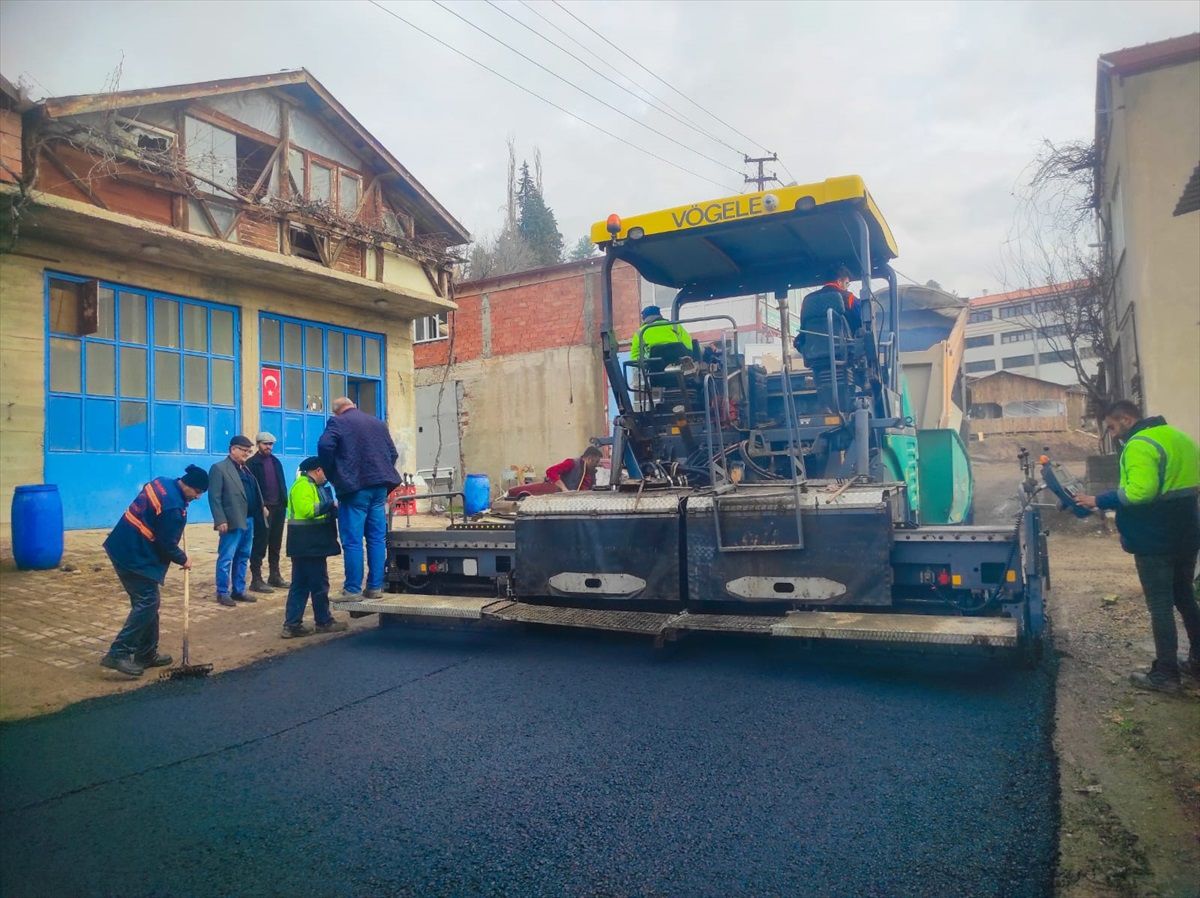 Nallıhan ilçesinde sanayi sitesinin ara yollarına asfalt serilmeye başlandı