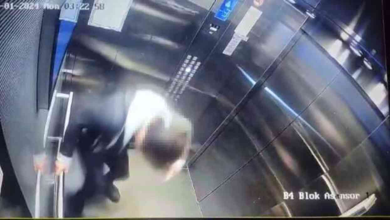 Asansörde kediyi tekmeleyip ezerek öldüren cani gözaltında Asansörde kediyi tekmeleyip ezerek öldüren cani gözaltında
