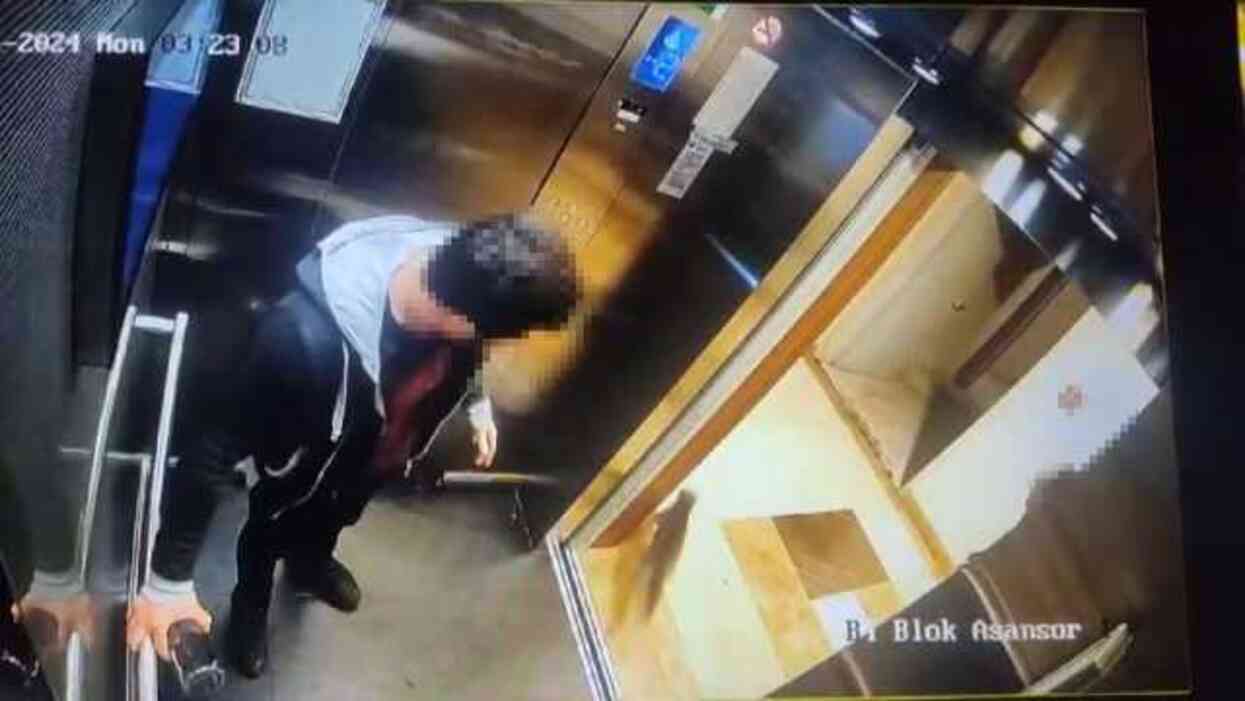Asansörde kediyi tekmeleyip ezerek öldüren cani gözaltında Asansörde kediyi tekmeleyip ezerek öldüren cani gözaltında