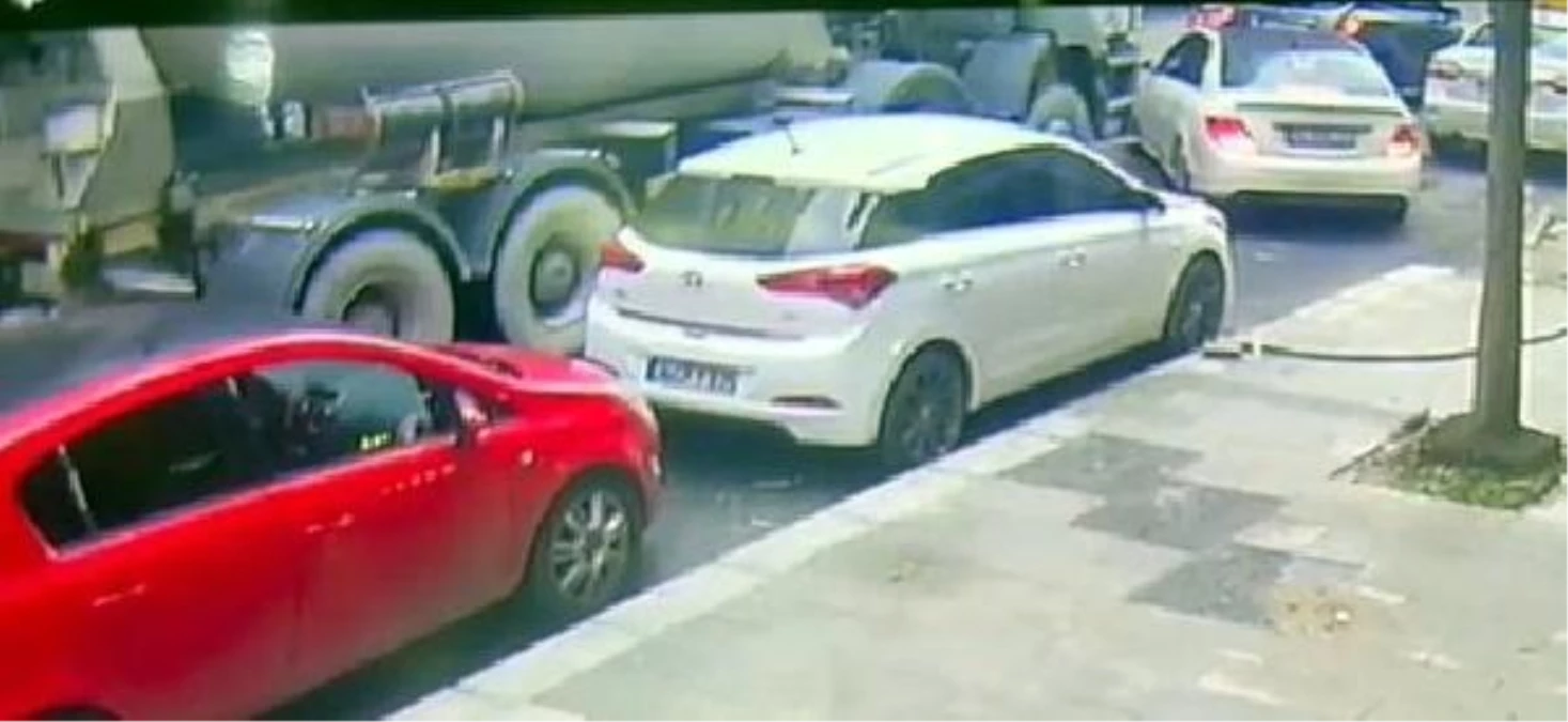 AVCILAR\'da beton mikseri park halindeki otomobile çarptı