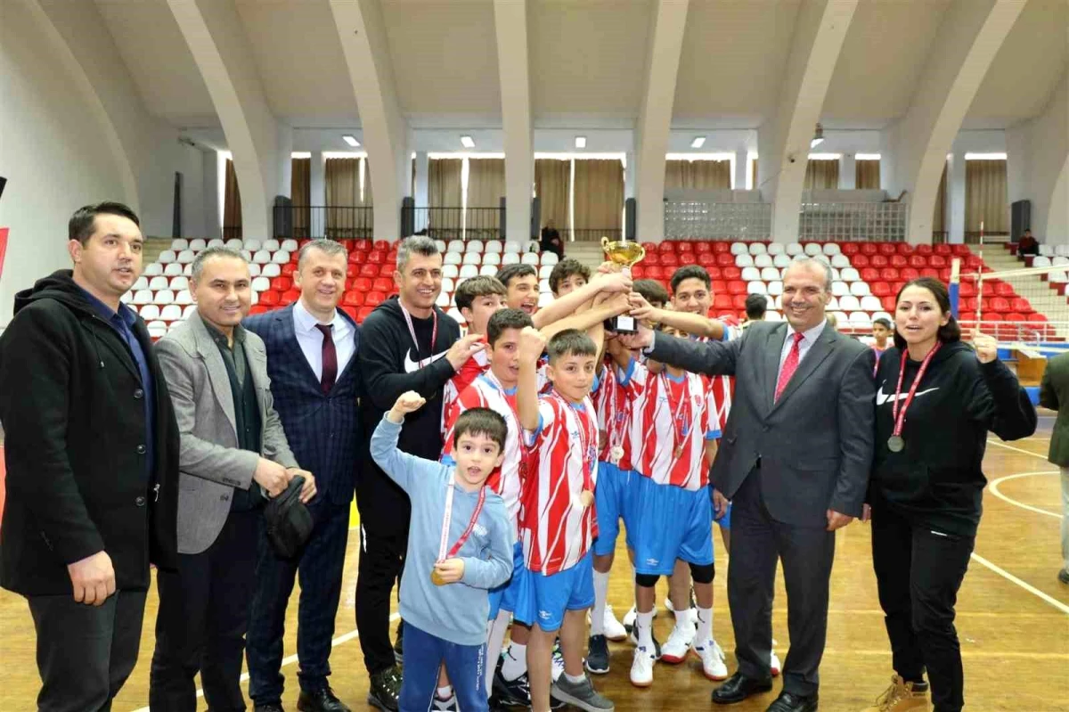 Aydın\'da düzenlenen Okullar Arası Yıldız Erkekler Voleybol Turnuvası sona erdi