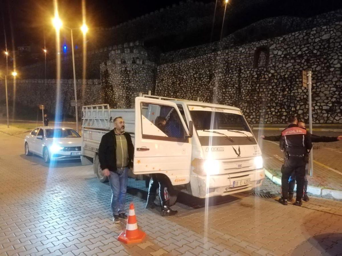 Balıkesir\'de Polis Ekipleri 9 Aranan Şahsı Yakaladı, 90 Sürücüye Ceza Kesti