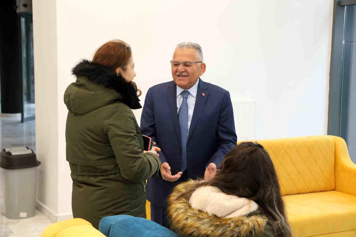 Kayseri Büyükşehir Belediye Başkanı Dr. Memduh Büyükkılıç, Recep Tayyip Erdoğan Millet Bahçesi Sağlıklı Yaşam Merkezi\'ni İnceledi
