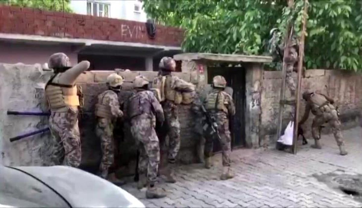 Batman\'da PKK/KCK\'ya yönelik operasyon: 12 şüpheli gözaltına alındı