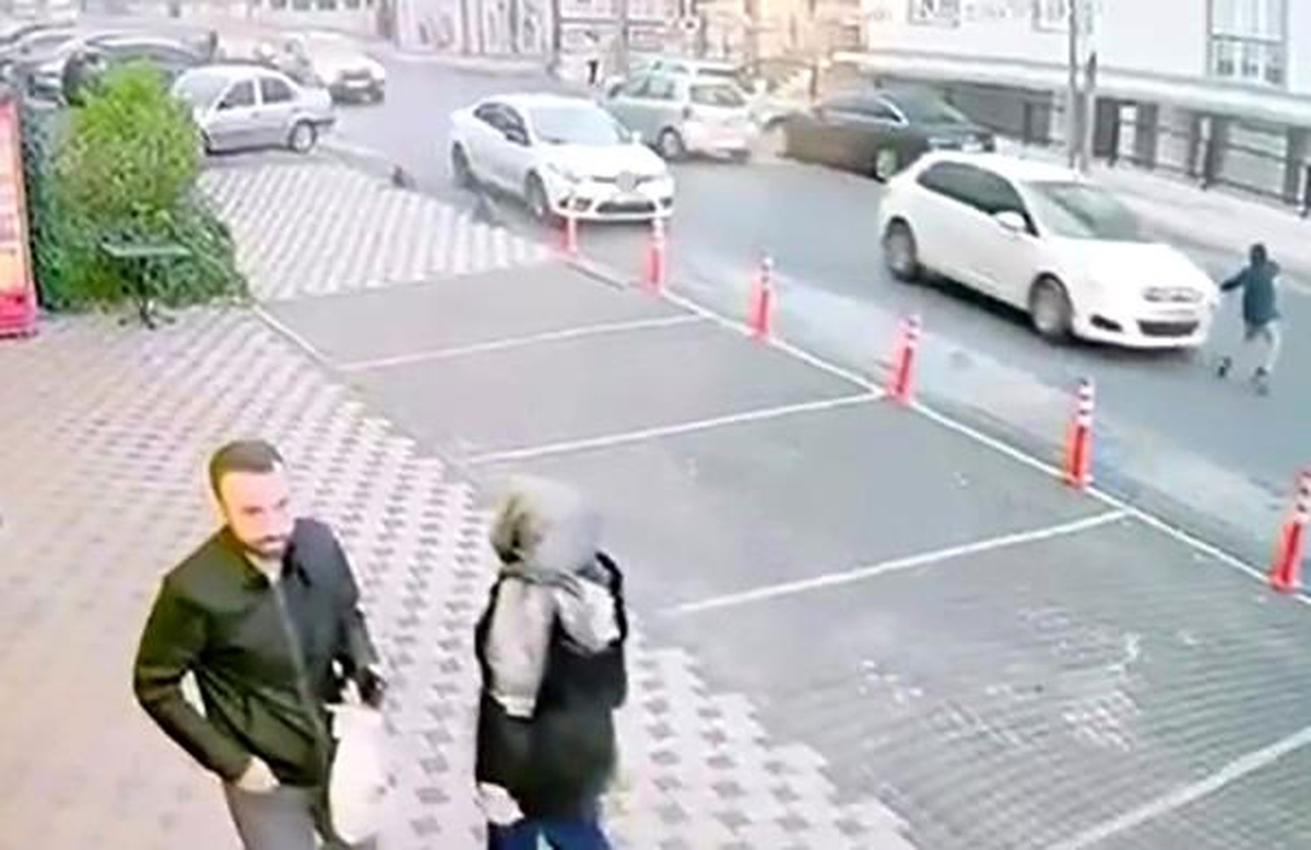 Beylikdüzü\'nde 10 yaşındaki çocuğa araba çarptı, güvenlik kamerası kaydetti