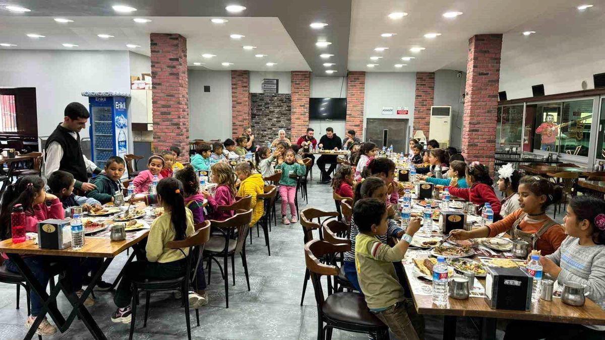Adana\'da dezavantajlı çocuklara kebap ikramı