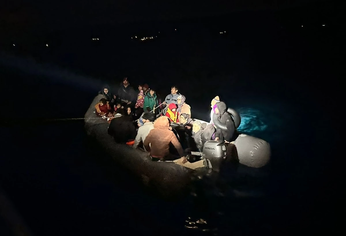 Çanakkale açıklarında 82 düzensiz göçmen karaya çıkarıldı