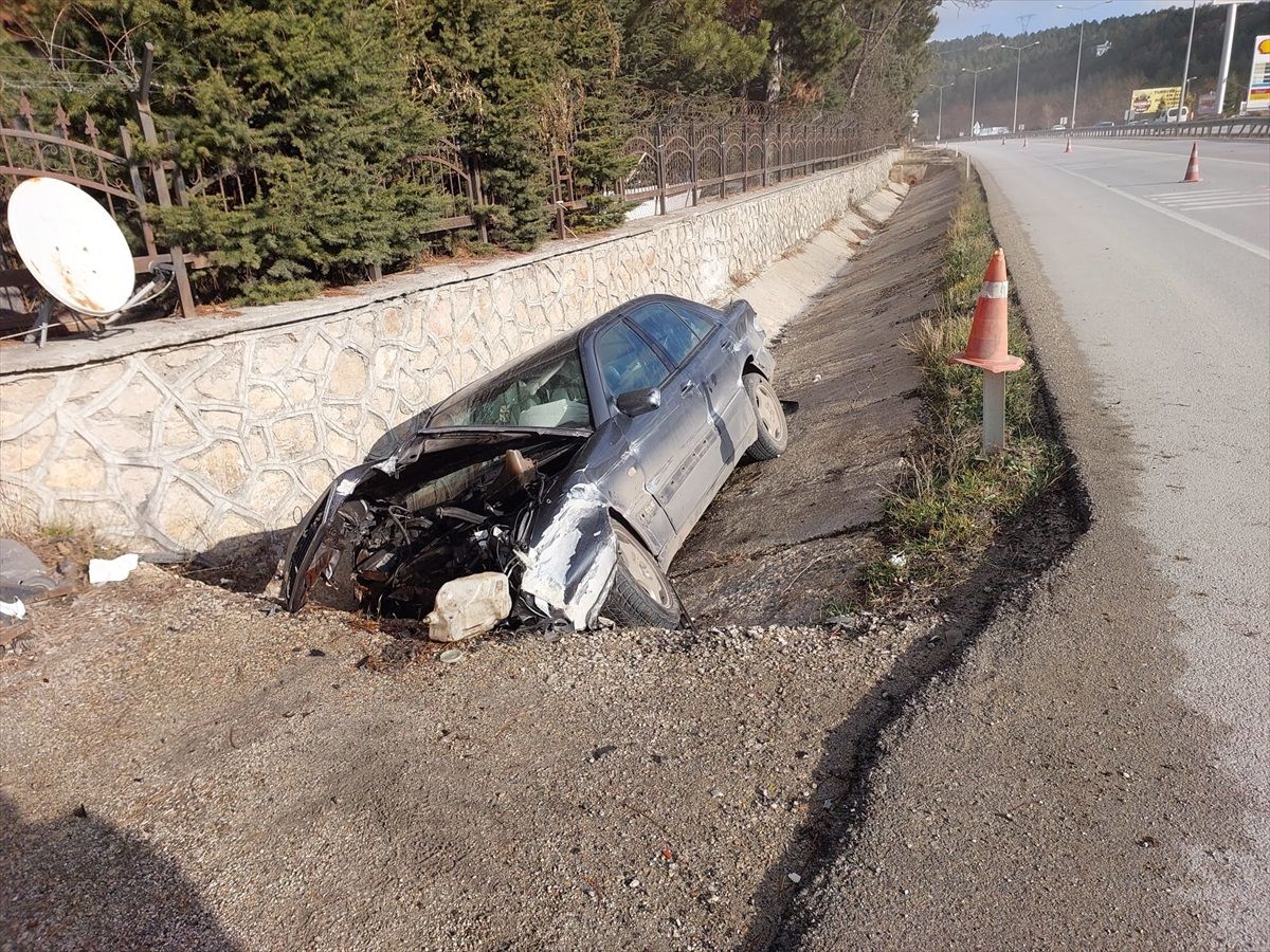 Çorum\'da otomobilin şarampole devrildiği kazada 1 kişi yaralandı