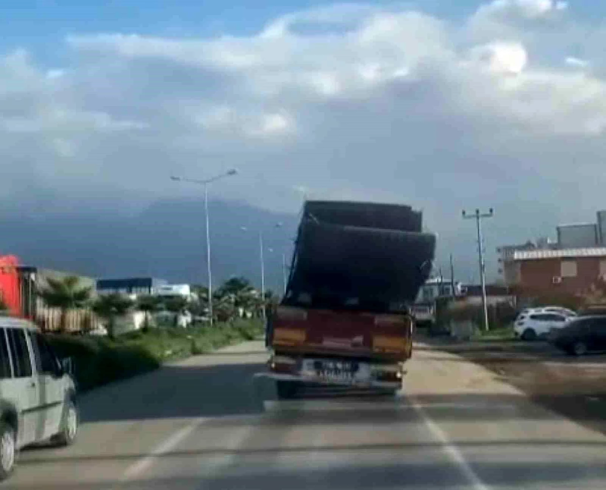 Hatay\'ın Payas ilçesinde demir yüküyle trafikte ilerleyen tır tehlike saçtı