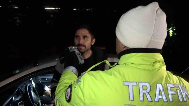 Bunu da gördük! Elinde içkiyle polisleri ikna etmeye çalıştı