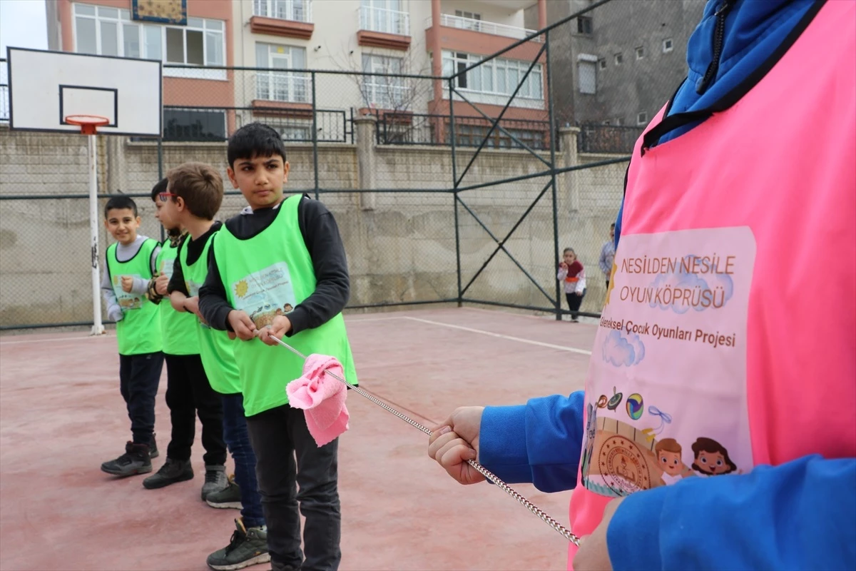 Elazığ\'da Öğretmenler Geleneksel Oyunlarla Öğrencileri Buluşturuyor
