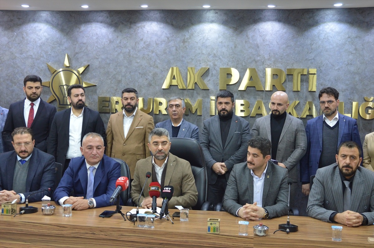 Erzurum\'da AK Parti\'ye katılanlara rozet takıldı