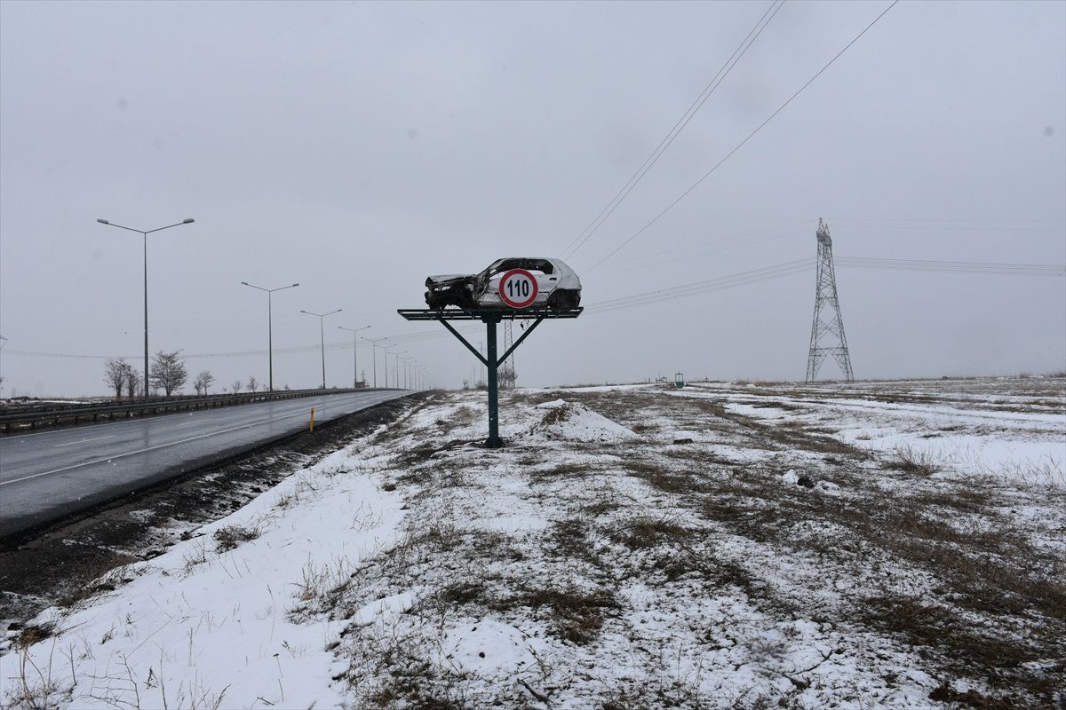 Erzurum\'da trafik kazalarını önlemek için hurda araçlar kullanılıyor
