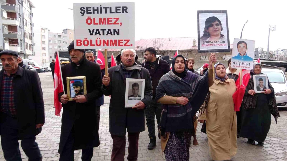 Van\'da PKK tarafından dağa kaçırılan çocuklar için eylem yapan aileler, HDP kapısında mücadeleye devam ediyor